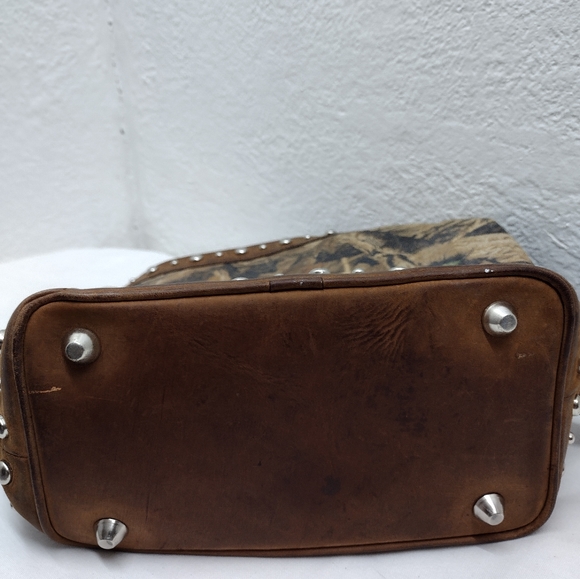 Women's Advantage Timber leather camo silver studded cross handbag - Picture 4 of 6